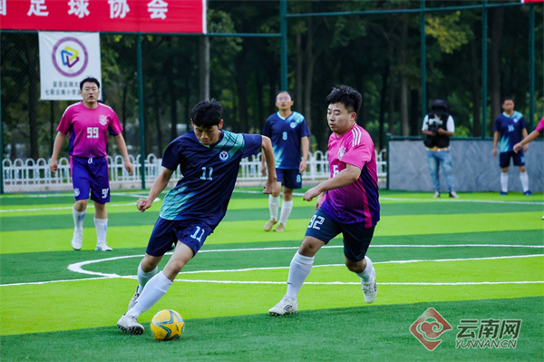 球员们在绿, 以及多位特 球员们在绿, 以及多位特